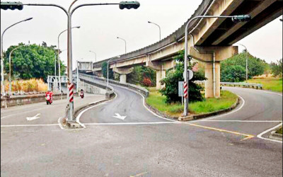 高雄楠梓陸橋惡名「百慕達」 騎士常迷航