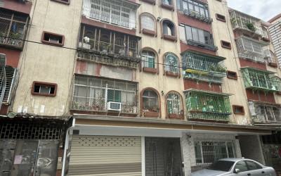 正忠路翻新一樓車庫美寓｜936萬入住大昌商圈，全新管線、庭院車庫一次擁有