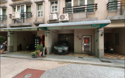 鶴聲國中旁孝親房車庫透天｜5房大空間・走路1分鐘到學校・屏東榮總特區1298萬